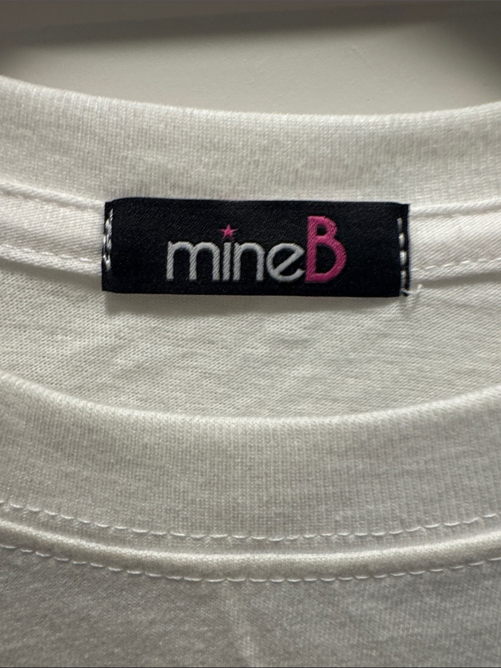 ๐Cute mineB White Crop Tee w Black 'Game Day' Lightning Graphic. M or L. NWOT!๐ฅ๐ค - Picture 2 of 5